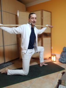 yoga-mit-holzstab-bueromenschen